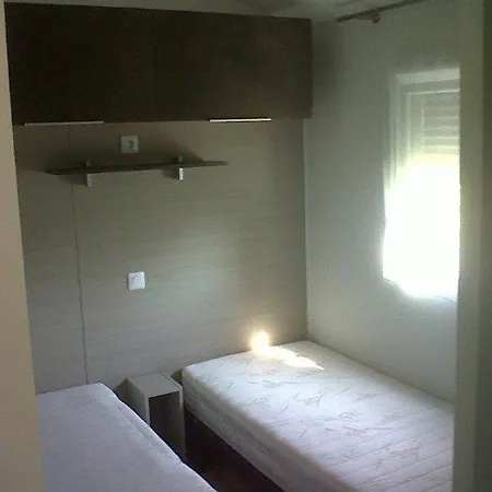 캠프장 Mobil 3 - 2 Salles D'eau - 2wc -camping Les Ecureuils - 220 Euro A Regler A L'accueil *